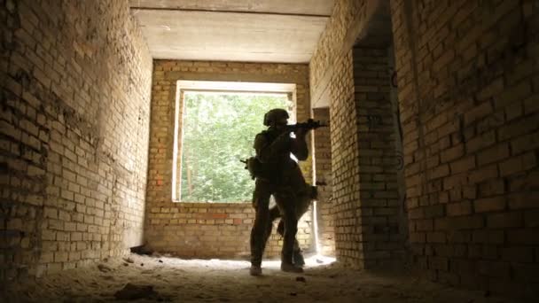 Soldater stormade byggnaden upptas av fienden — Stockvideo