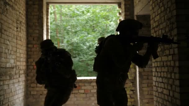 Military soldiers storming the enemy building — Stockvideo