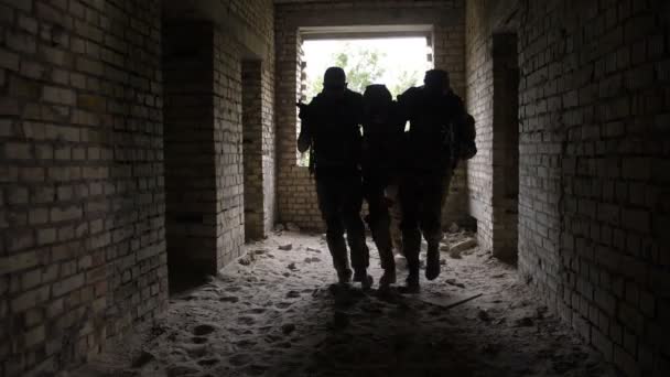 Πεζικό στρατιώτες που κουβαλούσαν τραυματίες συντροφικό πολεμιστή — Αρχείο Βίντεο