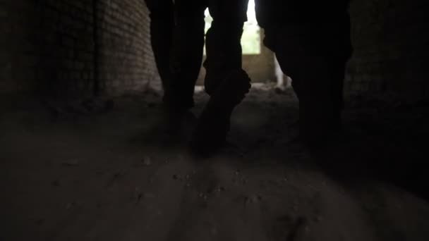 Солдаты тащат раненого воина с поля боя — стоковое видео