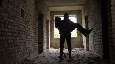 Asker yaralı ve bilinçsiz Yoldaş taşıyan