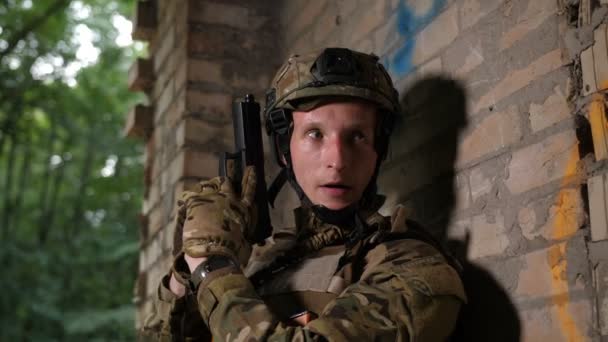 Στρατιώτης του στρατού σημαδεύοντας με το πιστόλι όπλο στο κτίριο — Αρχείο Βίντεο