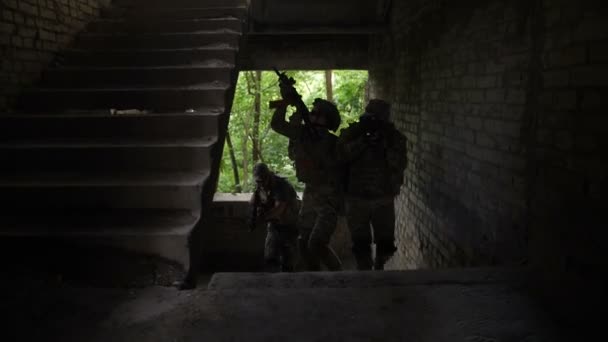 Escuadrón de élite de infantes de marina entrando en edificio enemigo — Vídeos de Stock
