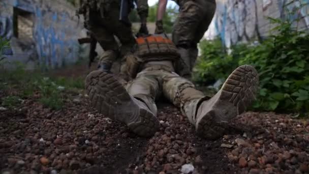 军队别动队员从战斗中营救受伤的士兵 — 图库视频影像