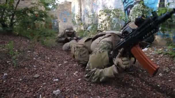 特种部队士兵在军训期间 用武器和战术装备向敌方阵地爬行 在反恐怖主义训练中 士兵们潜入敌方领地 — 图库视频影像