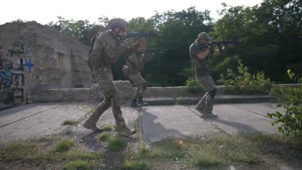 Ordu savaş askerler düşman hedef üzerinde silah nişan — Stok video