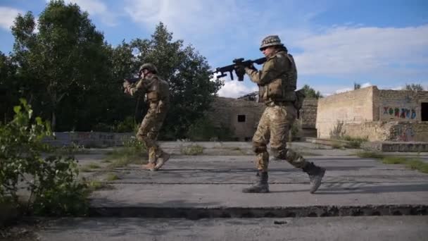 Special forces rangers storming enemy position — Stock Video