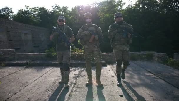 Soldats en équipement complet patrouillant la zone au coucher du soleil — Video