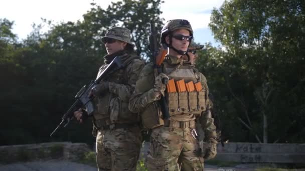 Porträtt av armésoldater med vapen i uniform — Stockvideo