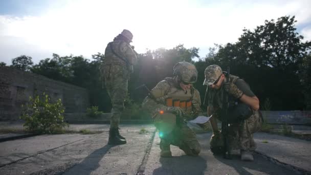 Στρατιώτες που έχουν κοιτάζοντας το χάρτη κατά τη διάρκεια στρατιωτικής επιχείρησης — Αρχείο Βίντεο