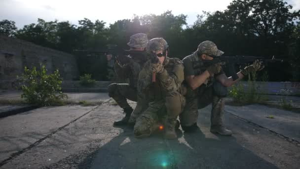 Fuerzas especiales infantes de marina en posición defensiva — Vídeo de stock