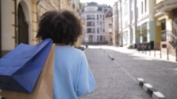 Retrato de menina de pele escura com sacos de compras — Vídeo de Stock