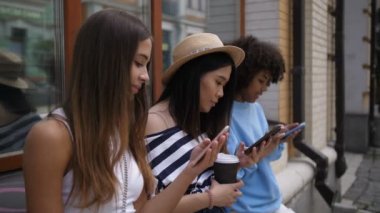 Güzel kızların telefonlarını açık havada dalmış