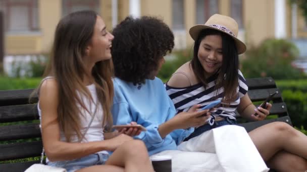 Relaxado diversas meninas fazendo selfie no banco — Vídeo de Stock
