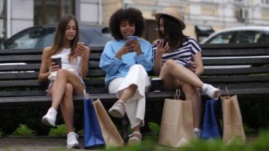 Kızlarla alışveriş sonra bankta oturan telefonlarının