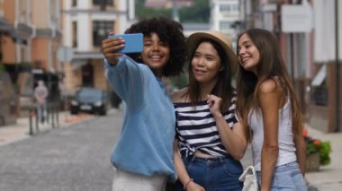 Neşeli selfie farklı kızlar şehir sokak poz