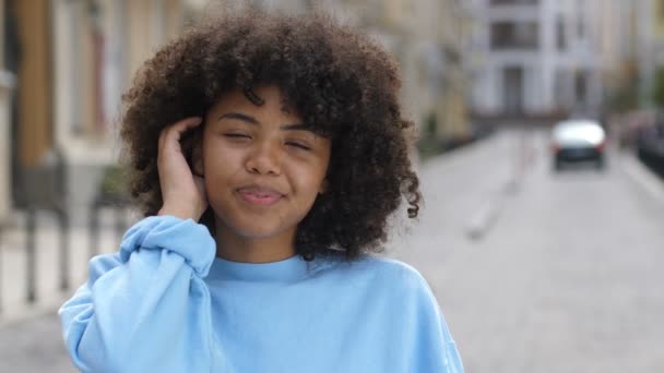 Utomhus porträtt av skrattar lockigt blandad ras tjej — Stockvideo