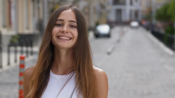 Portrait de belle fille caucasienne souriant à l'extérieur — Video