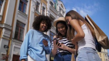 Akıllı telefon açık havada paylaşımı şirin çok ırklı kızlar
