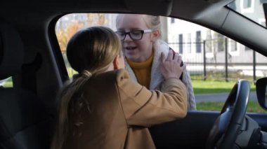 Anne veren hoşça kal öpücüğü kız okul öncesi için