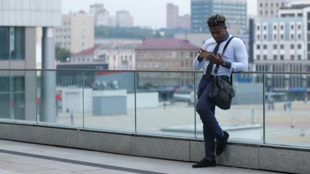 Tjänstemanna arbetstagare arbetar online med TabletPC — Stockvideo