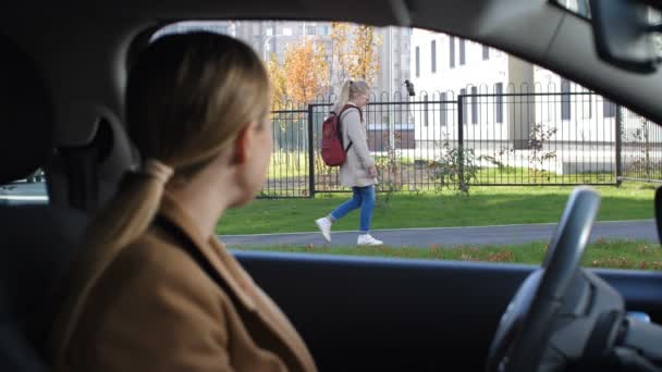 Skolflicka vinkade adjö till mor innan skolan — Stockvideo