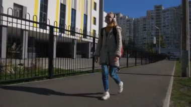 Okula yürüme kulaklık ile şirin kız öğrenci