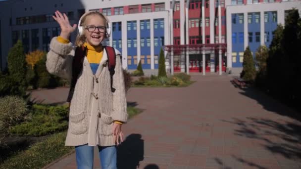 Веселая школьница бегает на занятия — стоковое видео