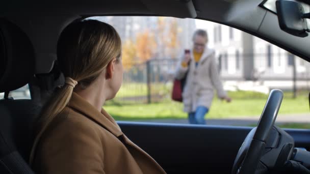 Mamma prendere giovanissima figlia a casa da scuola in auto — Video Stock