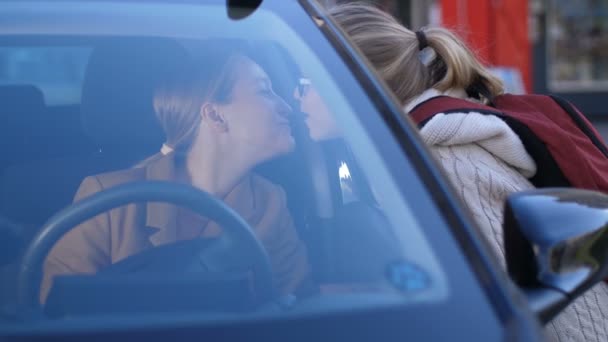 Радісна мама веде дівчину додому після школи на машині — стокове відео