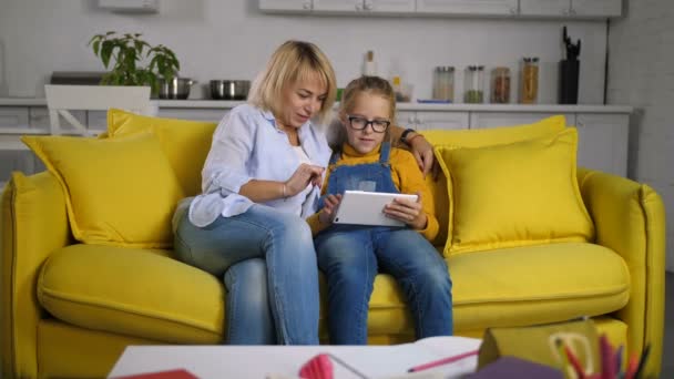 Babbelen moeder en dochter netwerken met tablet pc — Stockvideo