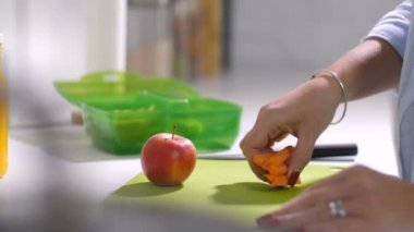 Anne yemek kutusuna okul öğle yemeği için ambalaj