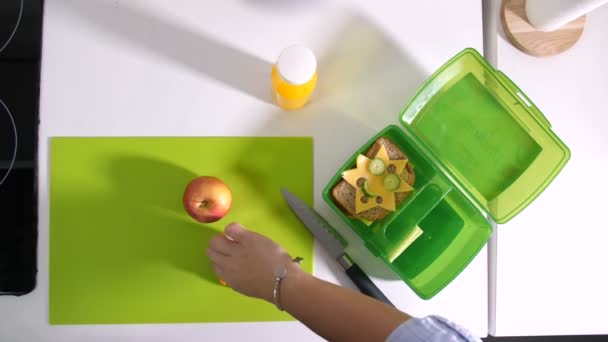 Mani femminili che imballano il cibo nel cestino del pranzo scolastico — Video Stock
