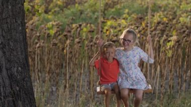 Swing enoying yaz günü üzerinde neşeli kardeşler