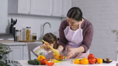 Kızın özel salata hazırlama Anne yardım ihtiyacı