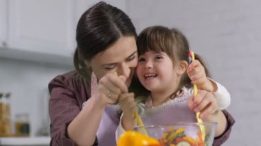 Down sendromu anne ile pişirme ile şirin kız