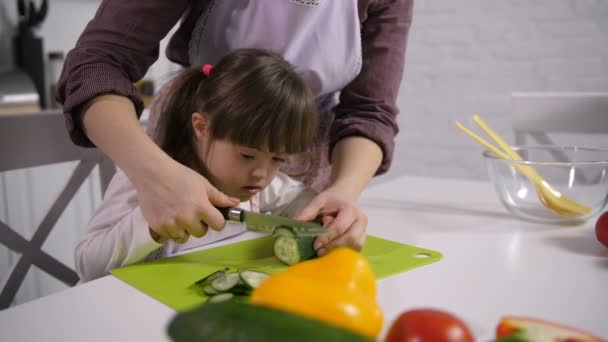 Maman développant des capacités motrices de l'enfant trisomique — Video