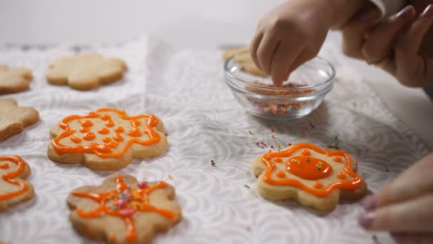 Childs mano decorazione biscotti al forno con glassa — Video Stock