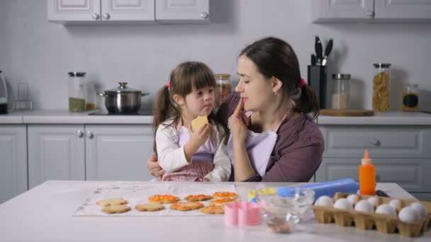 Мама преподает язык тела девочка с синдромом Дауна — стоковое видео