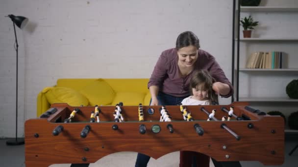 Feliz família despreocupada jogando futebol de mesa em casa — Vídeo de Stock