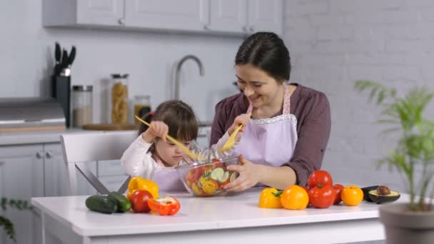 Necesidades especiales niño y mamá preparando alimentos saludables — Vídeos de Stock