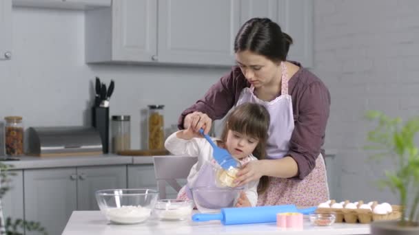 Child with special needs baking with mother — Stock Video