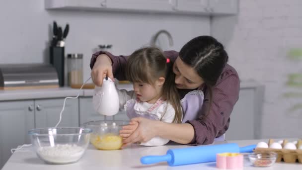 Madre y las necesidades especiales chica mezclar masa con mezclador — Vídeos de Stock