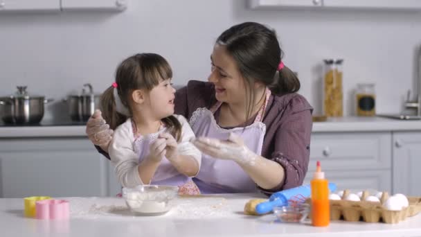 Familie met speciale behoeften kind voorbereiden bakkerij — Stockvideo