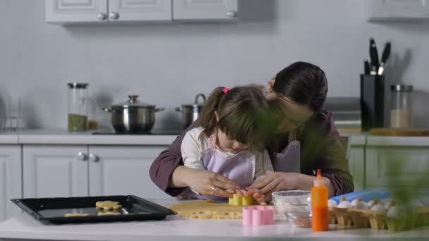 Necesidades especiales niño con la madre cortar las galletas — Vídeos de Stock