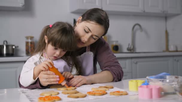 Mère et enfants ayant des besoins spéciaux décorant les cookies — Video