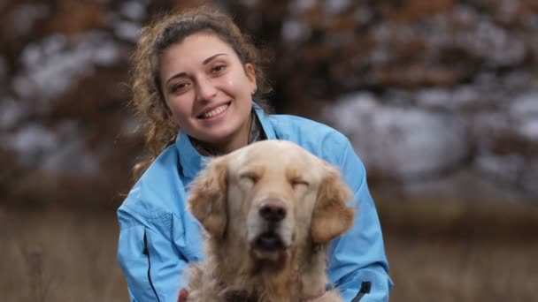 Köpeğini sonbahar doğa ile gülümseyen güzel kadın — Stok video