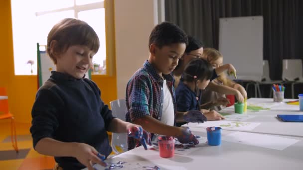 Diverse children hand painting in kindergarten — Stock Video