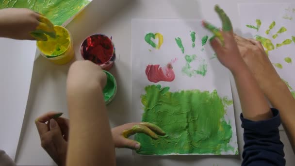 Niños manos dedo pintura con varios colores — Vídeos de Stock