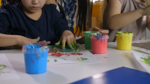 Multi étnico meninas dedo pintura na classe — Vídeo de Stock